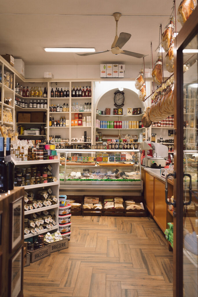 Deli 'Miro Dal' interior of shop