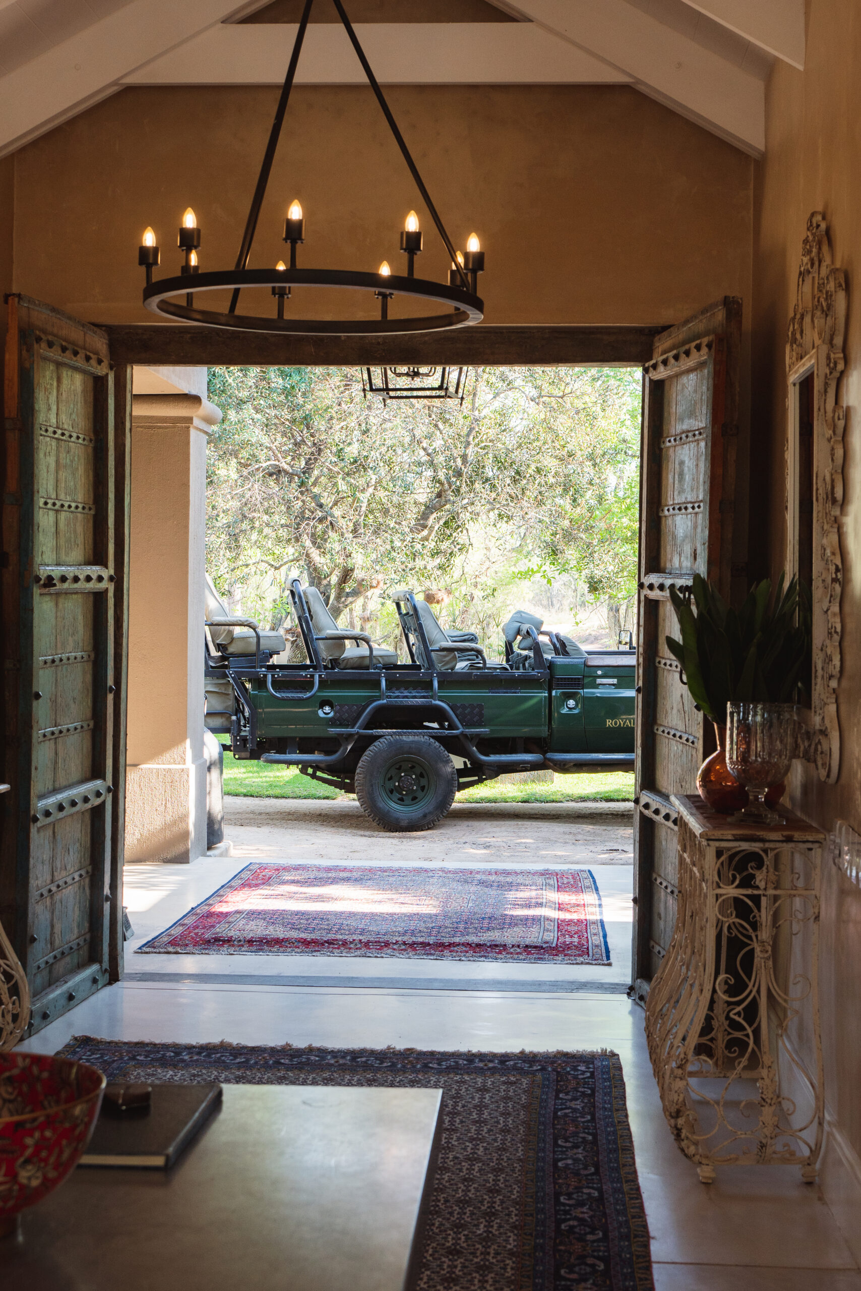 royal malewane safari vehicle outside the entrance of farmhouse at farmstead